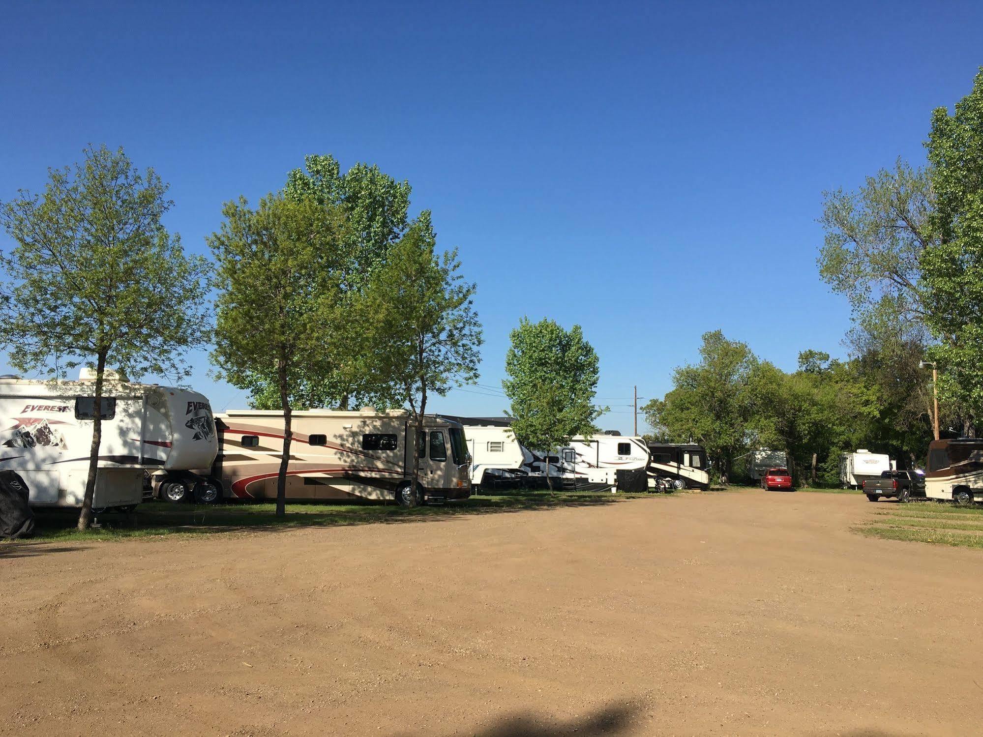 Colonial Motel And Rv Park Mandan 외부 사진
